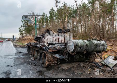 2022-04-09 Kiew, Ukraine. Zerstörter russischer Panzer saugte den Schlamm auf der Autobahn E40 in der Nähe von Kiew ein. Krieg in der Ukraine Stockfoto