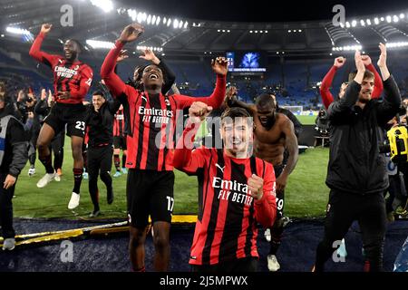 Rom, Italien. 24. April 2022. Die Mailänder Spieler feiern am Ende der Serie A ein Fußballspiel zwischen SS Lazio und AC Mailand im Olimpico-Stadion in Rom (Italien), 24.. April 2022. Foto Andrea Staccioli/Insidefoto Kredit: Insidefoto srl/Alamy Live News Stockfoto