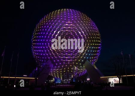 Lake Buena Vista, Florida, 09. März 2022: Nachtansicht der geodätischen Sphäre am Eingang des Epcot Centers von Walt Disney World. Stockfoto