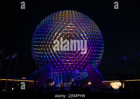 Lake Buena Vista, Florida, 09. März 2022: Nachtansicht der geodätischen Sphäre am Eingang des Epcot Centers von Walt Disney World. Stockfoto