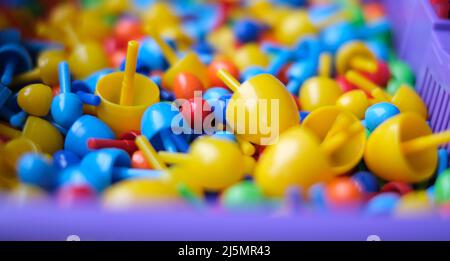 Nahaufnahme, Kinder Farbmosaik für die Erstellung von Bildern. Pädagogisches Spielzeug für Kinder. Stockfoto