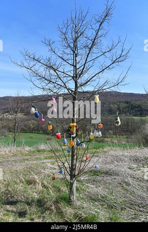 Ländliche Frau schmücken einen Osterbaum Stockfoto