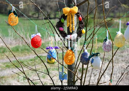 Ländliche Frau schmücken einen Osterbaum Stockfoto