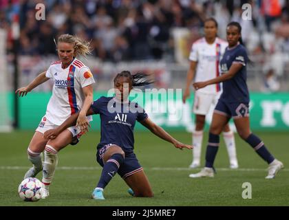 Lyon, Frankreich, 24.. April 2022. Amandine Henry aus Lyon tötelt mit Magnaba Folquet von PSG, als Wendie Renard aus Lyon und Marie-Antoinette Katoto von PSG während des UEFA Womens Champions League-Spiels im OL Stadium in Lyon im Hintergrund aufblicken. Bildnachweis sollte lauten: Jonathan Moscrop / Sportimage Kredit: Sportimage/Alamy Live News Stockfoto