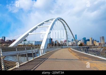 Die berühmte Walterdale Bridge über den Saskatchewan River führt in die Innenstadt von Edmonton, Alberta, Kanada. Stockfoto