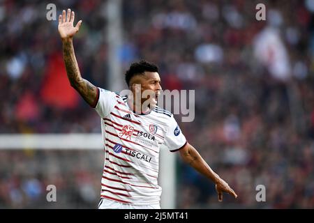 Genua, Italien. 24. April 2022. Dalbert Henrique von Cagliari Calcio reagiert während des Fußballspiels der Serie A zwischen dem FC Genua und Cagliari Calcio. Kredit: Nicolò Campo/Alamy Live Nachrichten Stockfoto