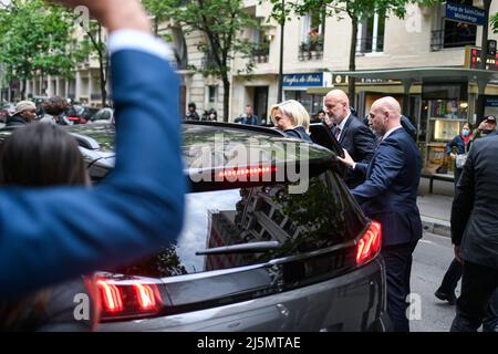 Paris, Frankreich. 24. April 2022. Die französische Präsidentschaftskandidatin der rechtsextremen Rassemblement National (RN)-Partei Marine Le Pen verlässt am 24. April 2022, dem Tag der zweiten Runde der französischen Präsidentschaftswahlen, ihr Wahlkampfbüro in Paris, Frankreich. Marine Le Pen erlitt eine weitere Niederlage gegen den scheidenden Präsidenten Emmanuel Macron. Kredit: Victor Joly/Alamy Live Nachrichten Stockfoto