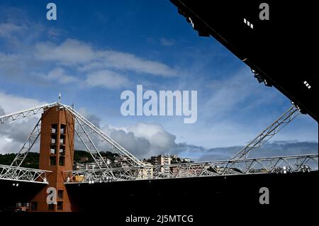 Genua, Italien. 24. April 2022. Allgemeine Ansicht des Luigi Ferraris Stadions auch bekannt als Marassi wird vor dem Serie A Fußballspiel zwischen Genua FC und Cagliari Calcio gesehen. Kredit: Nicolò Campo/Alamy Live Nachrichten Stockfoto