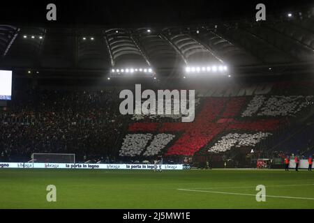 Rom, Italien. 24. April 2022. ROM, Italien - 24.04.2022: COREOGRAPHY MILAN FANS während der italienischen Serie A Fußballspiel zwischen SS LAZIO VS AC MAILAND im Olympiastadion in Rom. Kredit: Unabhängige Fotoagentur/Alamy Live Nachrichten Stockfoto