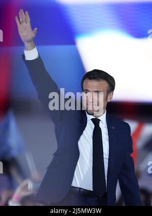 Paris, Frankreich. 24. April 2022. Der amtierende französische Präsident Emmanuel Macron winkt seinen Anhängern bei einer Kundgebung nach dem Stiche des Präsidenten am 24. April 2022 in Paris zu. Der amtierende französische Präsident Emmanuel Macron gewann die Stichwahl des französischen Präsidenten 2022 mit 58 Prozent der Stimmen, so die vorläufige Austrittsumfrage, die am Sonntagabend vom französischen Fernsehen BFMTV veröffentlicht wurde. Macrons Rivalin, die rechtsextreme Kandidatin Marine Le Pen, gewann 42 Prozent der Stimmen. Kredit: Gao Jing/Xinhua/Alamy Live Nachrichten Stockfoto