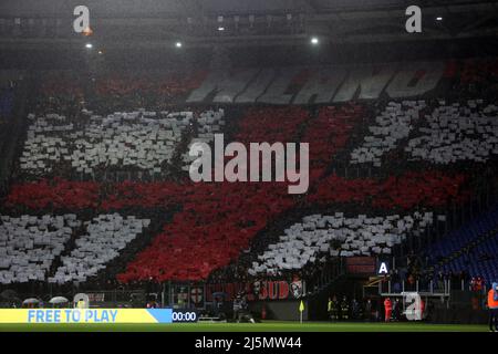 Rom, Italien. 24. April 2022. ROM, Italien - 24.04.2022: COREOGRAPHY MILAN FANS während der italienischen Serie A Fußballspiel zwischen SS LAZIO VS AC MAILAND im Olympiastadion in Rom. Kredit: Unabhängige Fotoagentur/Alamy Live Nachrichten Stockfoto