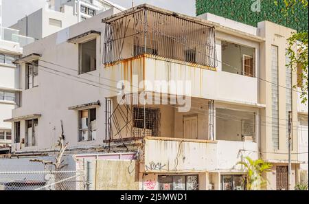 Ein vernachlässigtes und verlassenes Gebäude in Condado Beach, San Juan, Puerto Rico Stockfoto