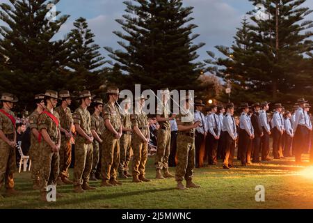 Sydney, Australien. 25. April 2022. Catafalque Party steht Wache beim Coogee Dawn Service am 25. April 2022 in Coogee, Sydney, Australien. Der Anzac-Tag ist ein Nationalfeiertag in Australien, der traditionell von einem Gottesdienst in der Morgendämmerung während der ursprünglichen Landung in Gallipoli geprägt ist und den ganzen Tag über mit Zeremonien und Paraden gefeiert wird. Der Anzac Day erinnert an den Tag, an dem die australische und neuseeländische Armee (ANZAC) am 25. April 1915, während des 1. Weltkriegs, an den Ufern von Gallipoli landete. Kredit: Izhar Ahmed Khan/Alamy Live Nachrichten/Alamy Live Nachrichten Stockfoto