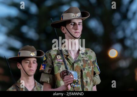 Sydney, Australien. 25. April 2022. Catafalque Party steht Wache beim Coogee Dawn Service am 25. April 2022 in Coogee, Sydney, Australien. Der Anzac-Tag ist ein Nationalfeiertag in Australien, der traditionell von einem Gottesdienst in der Morgendämmerung während der ursprünglichen Landung in Gallipoli geprägt ist und den ganzen Tag über mit Zeremonien und Paraden gefeiert wird. Der Anzac Day erinnert an den Tag, an dem die australische und neuseeländische Armee (ANZAC) am 25. April 1915, während des 1. Weltkriegs, an den Ufern von Gallipoli landete. Kredit: Izhar Ahmed Khan/Alamy Live Nachrichten/Alamy Live Nachrichten Stockfoto