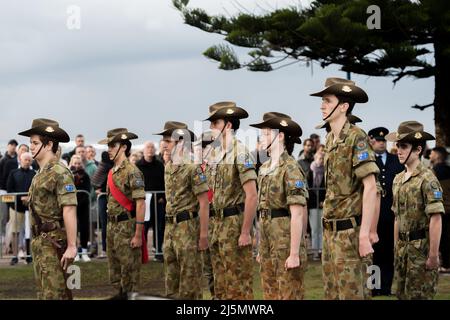 Sydney, Australien. 25. April 2022. Catafalque Party steht Wache beim Coogee Dawn Service am 25. April 2022 in Coogee, Sydney, Australien. Der Anzac-Tag ist ein Nationalfeiertag in Australien, der traditionell von einem Gottesdienst in der Morgendämmerung während der ursprünglichen Landung in Gallipoli geprägt ist und den ganzen Tag über mit Zeremonien und Paraden gefeiert wird. Der Anzac Day erinnert an den Tag, an dem die australische und neuseeländische Armee (ANZAC) am 25. April 1915, während des 1. Weltkriegs, an den Ufern von Gallipoli landete. Kredit: Izhar Ahmed Khan/Alamy Live Nachrichten/Alamy Live Nachrichten Stockfoto