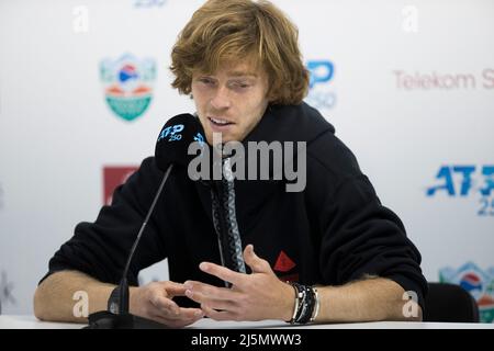 Belgrad, Serbien, 23.. April 2022. Andrey Rublev aus Russland während der Pressekonferenz während des sechsten Tages des Turniers Serbia Open ATP 250 im Novak Tennis Center in Belgrad, Serbien. 23. April 2022. Kredit: Nikola Krstic/Alamy Stockfoto