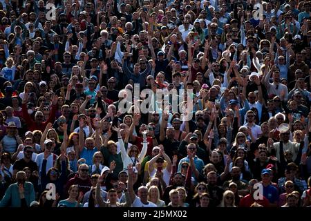 Belgrad, Serbien, 23.. April 2022. Die Fans jubeln während der Serbia Open am sechsten Tag des Serbia Open ATP 250 Turniers im Novak Tennis Center in Belgrad, Serbien. 23. April 2022. Kredit: Nikola Krstic/Alamy Stockfoto