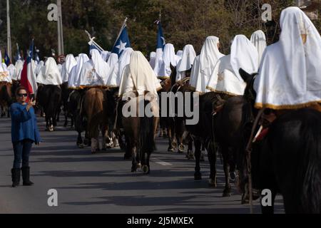 Colina, Metropolitana, Chile. 24. April 2022. Pilger in traditionellen Cuasimodista-Kleidern reiten am Sonntag nach Ostern in Colina, Chile, während der traditionellen Cuasimodo-Reitprozession. In dieser Tradition begleiten die Pilger einen Priester, Und das Ziel ist es, den Kranken und älteren Menschen, die am Ostersonntag keine Kommunion empfangen konnten, die Kommunion zu bringen. (Bild: © Matias Basualdo/ZUMA Press Wire) Bild: ZUMA Press, Inc./Alamy Live News Stockfoto