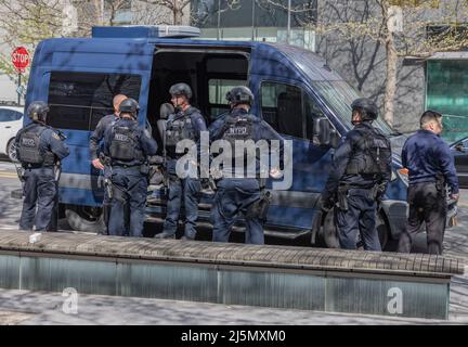 NEW YORK, NY – 24. April 2022: Beamte der Notdiensteinheit der New York City Police Department werden in Lower Manhattan gesehen. Stockfoto