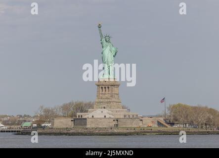 NEW YORK HARBOUR – 24. April 2022: Die Freiheitsstatue ist vom New York Harbour aus zu sehen. Stockfoto