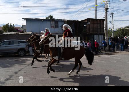 Colina, Metropolitana, Chile. 24. April 2022. Pilger in traditionellen Cuasimodista-Kleidern reiten am Sonntag nach Ostern in Colina, Chile, während der traditionellen Cuasimodo-Reitprozession. In dieser Tradition begleiten die Pilger einen Priester, Und das Ziel ist es, den Kranken und älteren Menschen, die am Ostersonntag keine Kommunion empfangen konnten, die Kommunion zu bringen. (Bild: © Matias Basualdo/ZUMA Press Wire) Bild: ZUMA Press, Inc./Alamy Live News Stockfoto