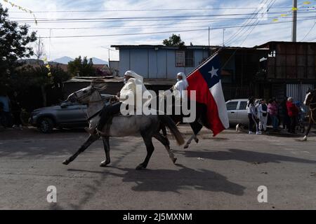 Colina, Metropolitana, Chile. 24. April 2022. Pilger in traditionellen Cuasimodista-Kleidern reiten am Sonntag nach Ostern in Colina, Chile, während der traditionellen Cuasimodo-Reitprozession. In dieser Tradition begleiten die Pilger einen Priester, Und das Ziel ist es, den Kranken und älteren Menschen, die am Ostersonntag keine Kommunion empfangen konnten, die Kommunion zu bringen. (Bild: © Matias Basualdo/ZUMA Press Wire) Bild: ZUMA Press, Inc./Alamy Live News Stockfoto