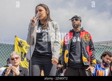 STATEN ISLAND, N.Y. – 24. April 2022: Die Rep. Alexandria Ocasio-Cortez, mit dem Gewerkschaftsführer Christian Smalls von Amazon, spricht bei einer Kundgebung. Stockfoto