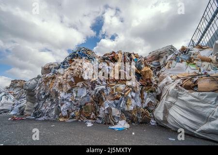 Haufen von Altpapier, Pappe, Zeitungen und anderen Papierabfällen zum Recycling gefaltet. Wiederverwendung von Papier, um Bäume und Ökologie Konzept zu retten. Stockfoto