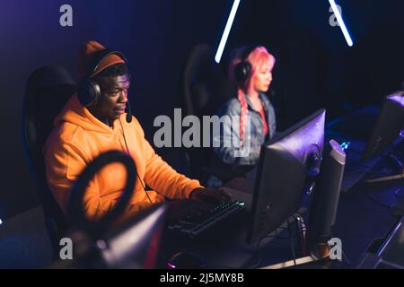 Afro-amerikanischer Mann und asiatische junge Frau spielen Videospiele kopieren Raum . Hochwertige Fotos Stockfoto