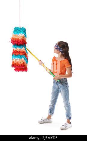 Kleines Mädchen bricht mexikanische Pinata auf weißem Hintergrund Stockfoto