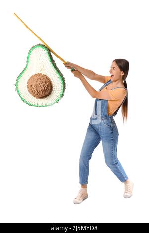 Glückliche junge Frau bricht mexikanische Pinata isoliert auf weiß Stockfoto