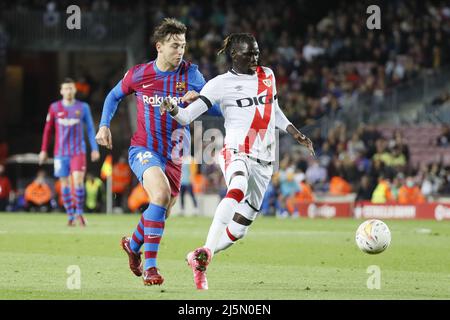 Barcelona, Spanien. 24. April 2022. Nico Gonzalez (14 FC Barcelona) beim LaLiga Santander Spiel zwischen Barcelona und Rayo Vallecano im Camp Nou Stadion in Barcelona, Spanien. Rafa Huerta/SPP Credit: SPP Sport Press Photo. /Alamy Live News Stockfoto