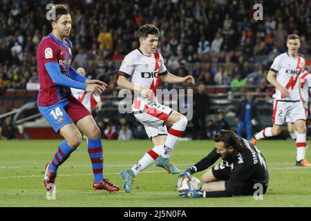 Barcelona, Spanien. 24. April 2022. Nico Gonzalez (14 FC Barcelona), Fran Garcia (33 Rayo) und stahlen Dimitrievski (13 Rayo) während des LaLiga Santander Spiels zwischen Barcelona und Rayo Vallecano im Camp Nou Stadion in Barcelona, Spanien. Rafa Huerta/SPP Credit: SPP Sport Press Photo. /Alamy Live News Stockfoto