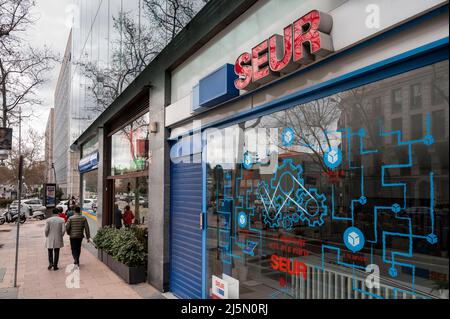 Madrid, Spanien. 19. März 2022. Ein geschlossener Paketzustelldienst in Seur in Spanien. (Bild: © Xavi Lopez/SOPA Images via ZUMA Press Wire) Stockfoto