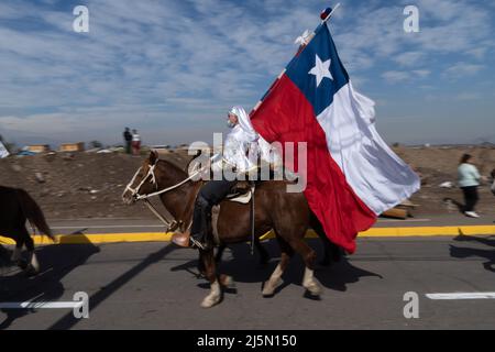 Colina, Metropolitana, Chile. 24. April 2022. Pilger in traditionellen Cuasimodista-Kleidern reiten am Sonntag nach Ostern in Colina, Chile, während der traditionellen Cuasimodo-Reitprozession. In dieser Tradition begleiten die Pilger einen Priester, Und das Ziel ist es, den Kranken und älteren Menschen, die am Ostersonntag keine Kommunion empfangen konnten, die Kommunion zu bringen. (Bild: © Matias Basualdo/ZUMA Press Wire) Bild: ZUMA Press, Inc./Alamy Live News Stockfoto