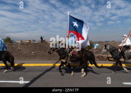 Colina, Metropolitana, Chile. 24. April 2022. Pilger in traditionellen Cuasimodista-Kleidern reiten am Sonntag nach Ostern in Colina, Chile, während der traditionellen Cuasimodo-Reitprozession. In dieser Tradition begleiten die Pilger einen Priester, Und das Ziel ist es, den Kranken und älteren Menschen, die am Ostersonntag keine Kommunion empfangen konnten, die Kommunion zu bringen. (Bild: © Matias Basualdo/ZUMA Press Wire) Bild: ZUMA Press, Inc./Alamy Live News Stockfoto