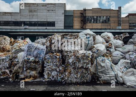 Stapel Altpapier in der Recyclingfabrik Stockfoto