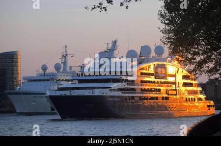 24/04/2022 Greenwich UK Le Champlain ist ein Explorers-Klasse-Kreuzschiff von Ponant betrieben und ist nach dem französischen Explorer Samuel de Champlain benannt “T Stockfoto