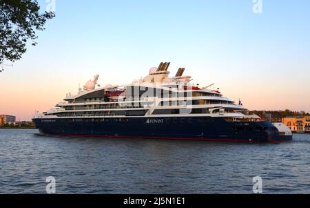 24/04/2022 Greenwich UK Le Champlain ist ein Explorers-Klasse-Kreuzschiff von Ponant betrieben und ist nach dem französischen Explorer Samuel de Champlain benannt “T Stockfoto