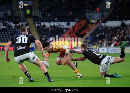 Hull, Großbritannien. 24. April 2022. Tyrone May #20 of Catalans Dragons wird am 4/24/2022 von Jordan Lane #13 von Hull FC in Hull, Großbritannien, angegangen. (Foto von James Heaton/News Images/Sipa USA) Quelle: SIPA USA/Alamy Live News Stockfoto