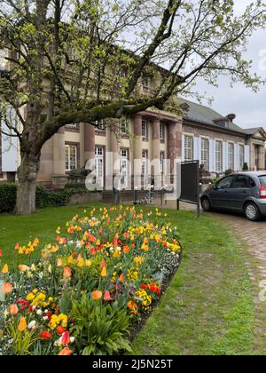 Straßburg, Frankreich - 24. April 2022: Wahltag in Frankreich Plakate in der Nähe von Pavillon Josephine Menschen sind aufgerufen, den Präsidenten der Regierung zwischen Emmanuel Macron und Mariane Le Pen zu wählen Stockfoto