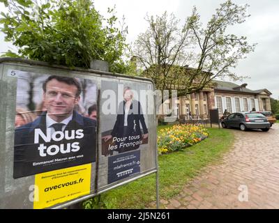 Straßburg, Frankreich - 24. April 2022: Wahltag in Frankreich werden Plakate in der Nähe des Pavillon Josephine-Volkes aufgerufen, den Präsidenten der Regierung zwischen Emmanuel Macron und Marine Le Pen zu wählen Stockfoto