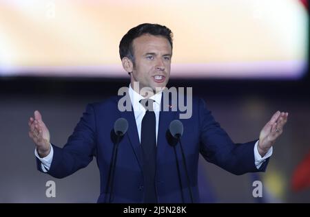 Paris, Frankreich. 24. April 2022. Der amtierende französische Präsident Emmanuel Macron spricht nach der Stichwahl des Präsidenten am 24. April 2022 in Paris, Frankreich, zu einer Kundgebung. Der amtierende französische Präsident Emmanuel Macron gewann die Stichwahl des französischen Präsidenten 2022 mit 58 Prozent der Stimmen, so die vorläufige Austrittsumfrage, die am Sonntagabend vom französischen Fernsehen BFMTV veröffentlicht wurde. Macrons Rivalin, die rechtsextreme Kandidatin Marine Le Pen, gewann 42 Prozent der Stimmen. Kredit: Gao Jing/Xinhua/Alamy Live Nachrichten Stockfoto