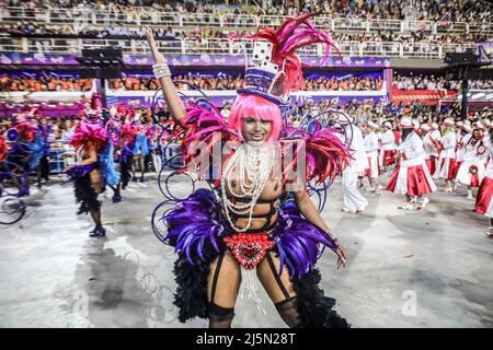 Rio De Janeiro, Brasilien . 24. April 2022. Mitglieder der Samba-Schule von Grande Rio treten während der Karnevalsparade von Rio auf dem Sambadrome Marques de Sapucai in Rio de Janeiro, Brasilien, im April 24, 2022 Quelle: Brazil Photo Press/Alamy Live News Stockfoto