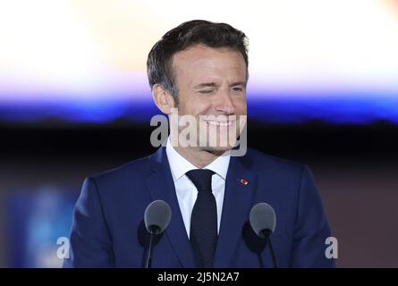 Paris, Frankreich. 24. April 2022. Der amtierende französische Präsident Emmanuel Macron nimmt nach der Stichwahl des Präsidenten am 24. April 2022 in Paris, Frankreich, an einer Kundgebung Teil. Der amtierende französische Präsident Emmanuel Macron gewann die Stichwahl des französischen Präsidenten 2022 mit 58 Prozent der Stimmen, so die vorläufige Austrittsumfrage, die am Sonntagabend vom französischen Fernsehen BFMTV veröffentlicht wurde. Macrons Rivalin, die rechtsextreme Kandidatin Marine Le Pen, gewann 42 Prozent der Stimmen. Kredit: Gao Jing/Xinhua/Alamy Live Nachrichten Stockfoto