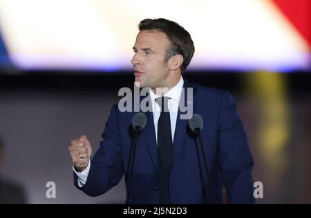 Paris, Frankreich. 24. April 2022. Der amtierende französische Präsident Emmanuel Macron spricht nach der Stichwahl des Präsidenten am 24. April 2022 in Paris, Frankreich, zu einer Kundgebung. Der amtierende französische Präsident Emmanuel Macron gewann die Stichwahl des französischen Präsidenten 2022 mit 58 Prozent der Stimmen, so die vorläufige Austrittsumfrage, die am Sonntagabend vom französischen Fernsehen BFMTV veröffentlicht wurde. Macrons Rivalin, die rechtsextreme Kandidatin Marine Le Pen, gewann 42 Prozent der Stimmen. Kredit: Gao Jing/Xinhua/Alamy Live Nachrichten Stockfoto