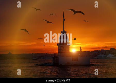 Feuriger Sonnenuntergang über dem Bosporus mit dem berühmten Maiden-Turm - kiz Kulesi - auch bekannt als Leander-Turm, Symbol von Istanbul, Türkei. Stockfoto