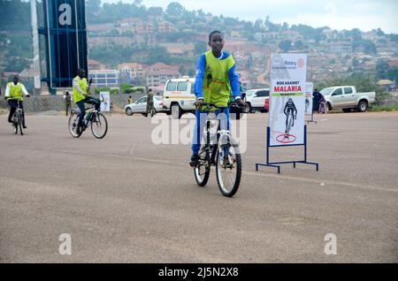 Wakiso, Uganda. 24. April 2022. Die Teilnehmer fahren mit dem Fahrrad während einer Veranstaltung, die vor dem Welt-Malaria-Tag am 24. April 2022 im Wakiso District, Uganda, das Bewusstsein für Malaria schärfen soll. Quelle: Nichola Kajoba/Xinhua/Alamy Live News Stockfoto