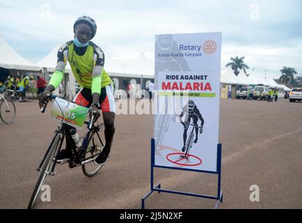 Wakiso, Uganda. 24. April 2022. Ein Teilnehmer fährt mit dem Fahrrad während einer Veranstaltung, um vor dem Welt-Malaria-Tag am 24. April 2022 im Wakiso District, Uganda, auf Malaria aufmerksam zu machen. Quelle: Nichola Kajoba/Xinhua/Alamy Live News Stockfoto