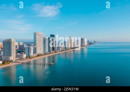 Panoramablick auf die Skyline der Sunny Isles Stockfoto